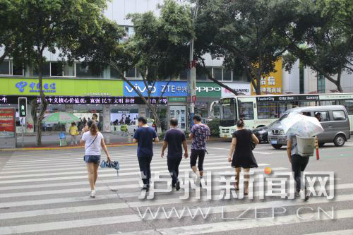 絕大多數(shù)市民都做到了自覺(jué)禮讓斑馬線，不橫穿馬路，不翻越欄桿，做到車讓人、人讓車