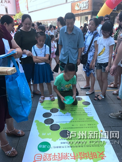 市民在宣傳點(diǎn)參加創(chuàng)文趣味游戲。 記者 朱虹 攝